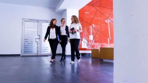 Women in project management – Chat between meetings